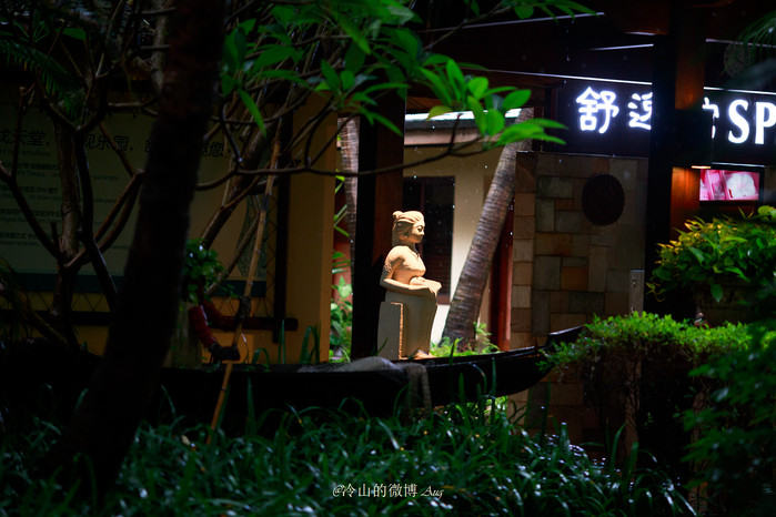 我们,决定让鱼疗池的小鱼吃吃脚上的皮,痛并快乐着
