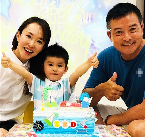 范文芳晒儿子萌照，对着镜头的Zed超像爸爸李铭顺，越来越萌了