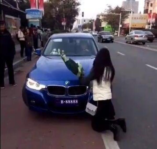 美女跪地向宝马男求婚，男子连车窗都没开，结果女子做法让人无语