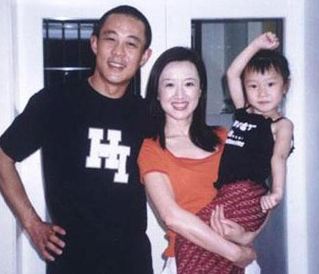 侯勇的三任妻子，一个比一个貌美，网友：活成这般也无憾了