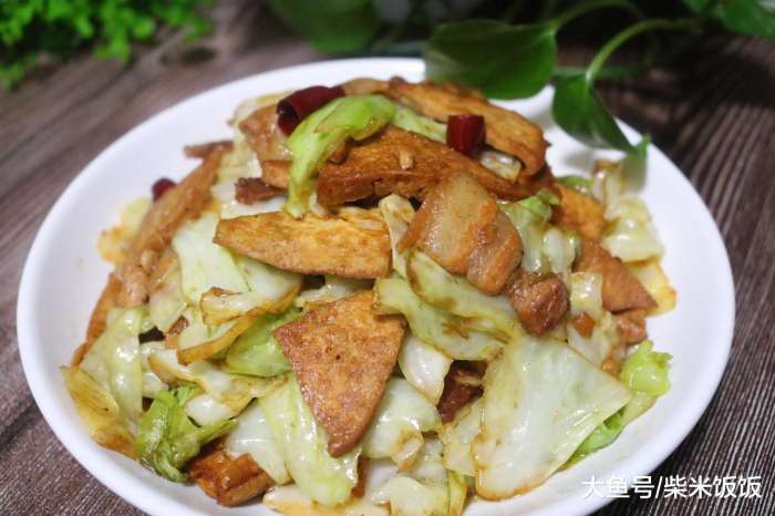 包菜和它一起炒 你肯定没吃过 比肉还香 每次做一盘全吃光!