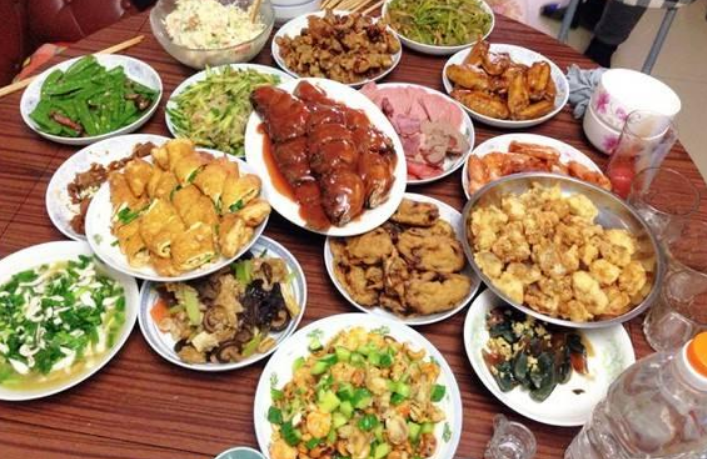 公公大寿,怀孕儿媳下厨做饭,菜刚端上桌,婆婆怒掀饭桌