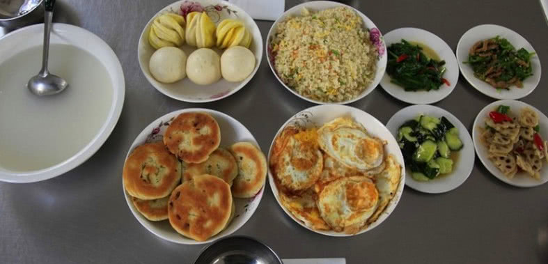 这是中国军人的早餐,种类繁多,营养丰富,搭配均匀,看着就让人胃口大开