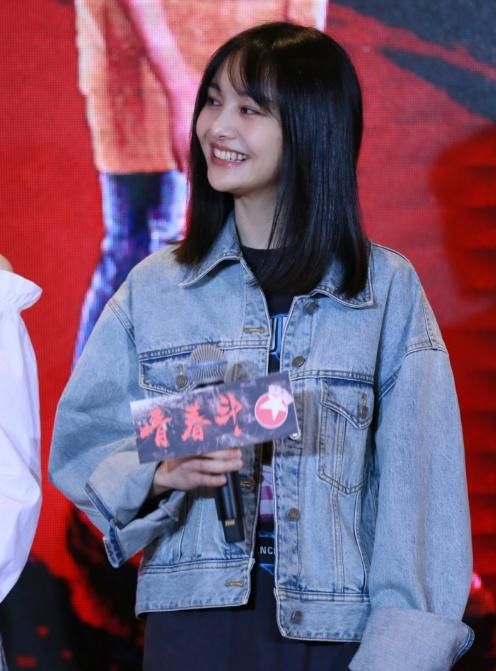 郑爽素颜亮相活动,穿着牛仔装清爽又减龄