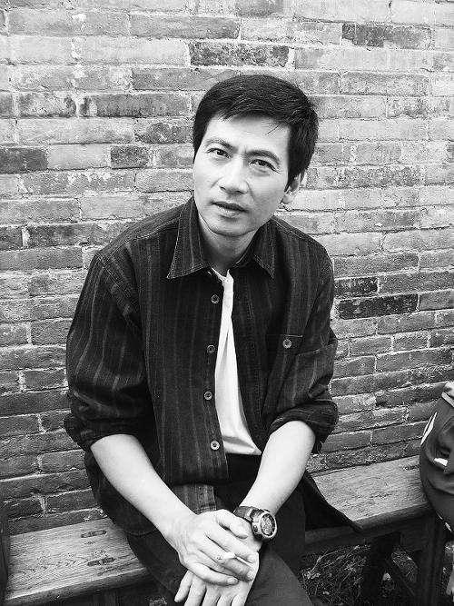 工人出身的他转行当演员，出道29年间无绯闻传出，妻子也很有名气