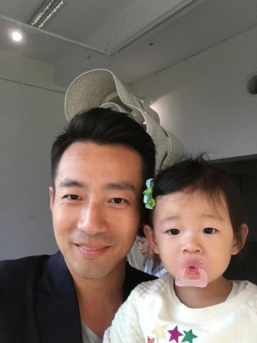 汪小菲父亲罕见曝光！，五官神复制，网友：原来你爸那么帅