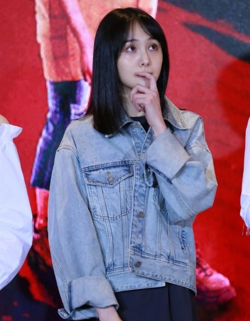 郑爽素颜亮相活动,穿着牛仔装清爽又减龄