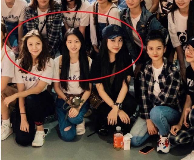 关晓彤的大学室友则是全宿舍皆美女的代表,看人家的大合照就能发现