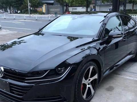 没看错，这就是大众，黑色车身＋刀锋式轮毂，停路边比野马都抢眼