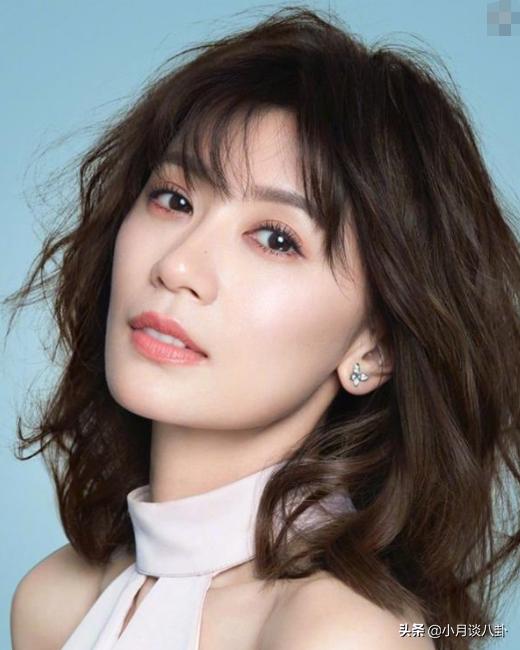 粉丝偶遇贾静雯，一脸皱纹却依然优雅，粉丝表示终于相信她老了