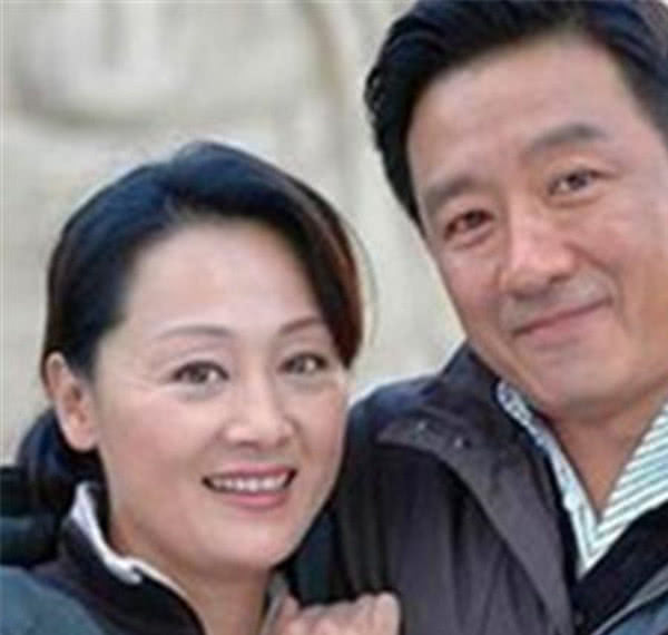 王姬全家福曝光,丈夫帅气女儿迷人,可惜24岁儿子智商只有4岁