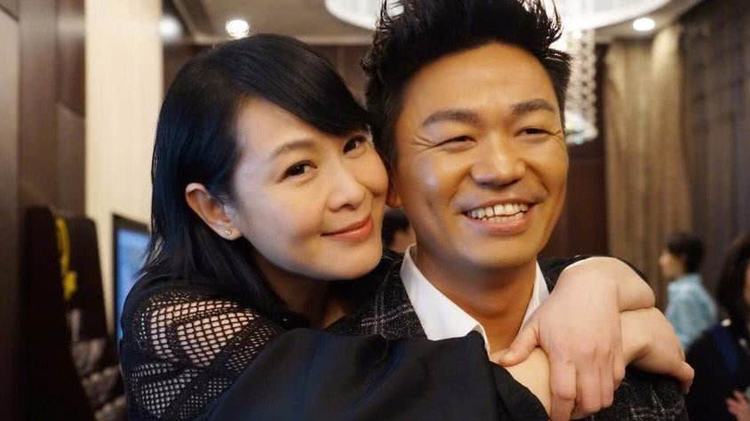 王宝强与刘若英合影,憨厚朴实的微笑!