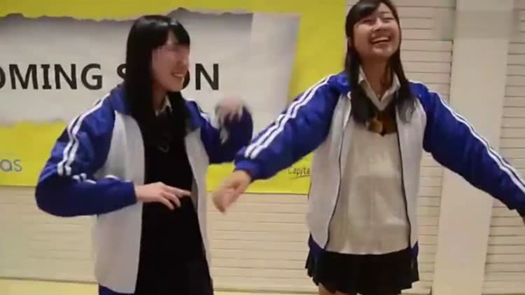 当日本女孩穿上中国校服，问她啥感受，回答扎心了！