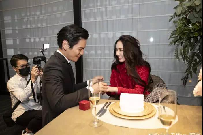 向太辟谣向佐求婚郭碧婷戒指上刻字,却意外透