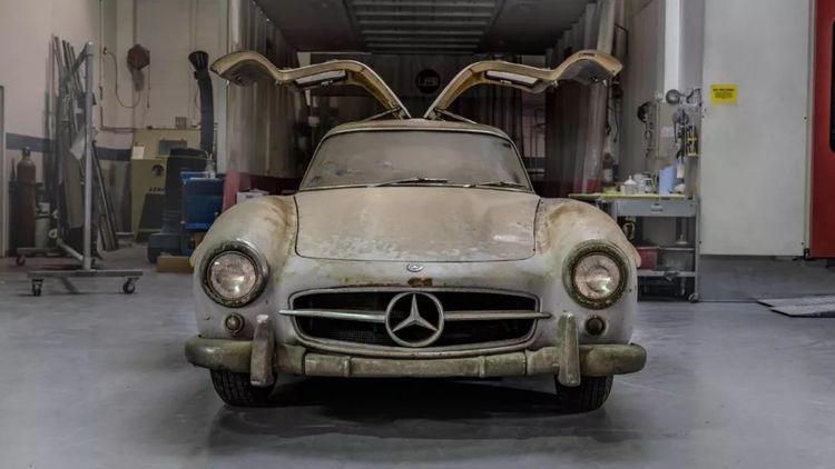 这台奔驰是世上首款鸥翼门跑车，虽然已65岁现在仍价值800万