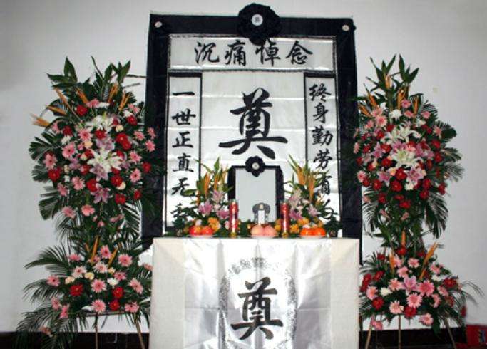 儿子嫌弃母亲,母亲去世儿子指着灵堂大骂,隔天跪在灵堂