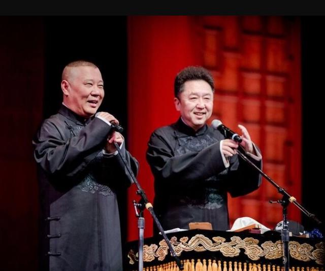 相声演员栾云平晒德云社纽约演出现场,画面和文字信息