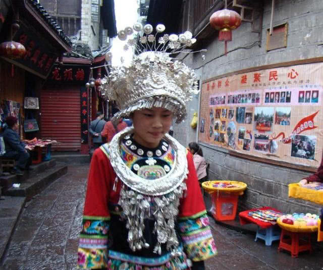到苗族游玩,不要随便接苗族女孩东西!