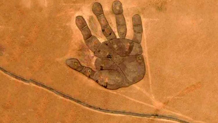 为什么把内蒙古地图放大,会发现一个手掌印,到