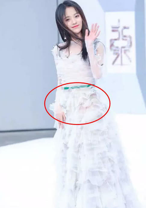 鞠婧祎胆子真够大,穿着透视裙出席活动,网友:男粉要崩溃了