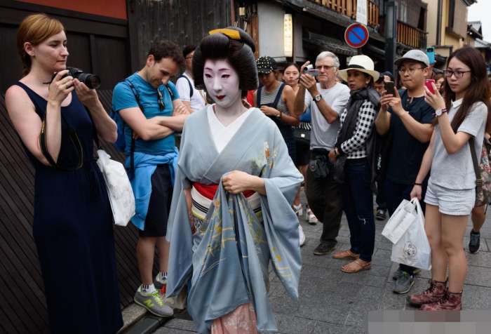 也有很多外国人对日本文化非常好奇,在大街上拍摄日本和服女子,这都给