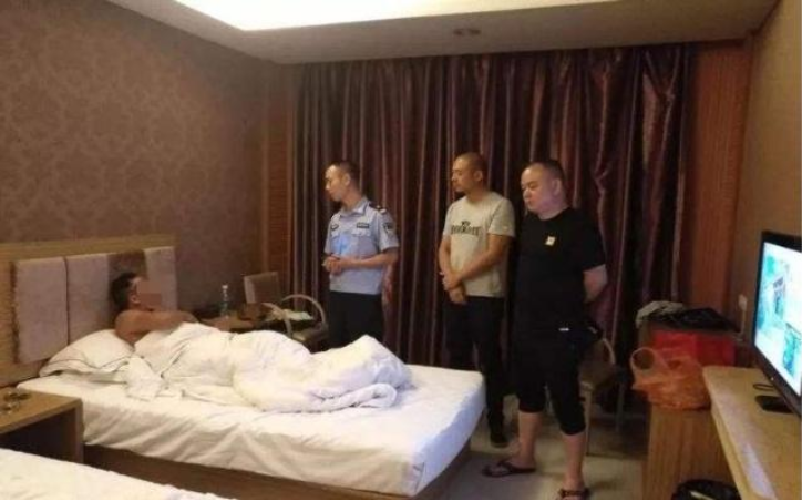 警察到酒店查房,怎样判断两人的关系?只用一个简单的办法