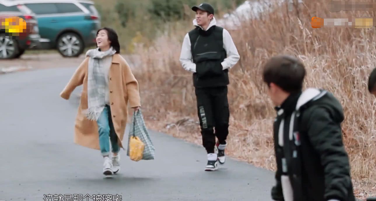 《亲爱的客栈2》杨紫和沈月穿同款录节目,上