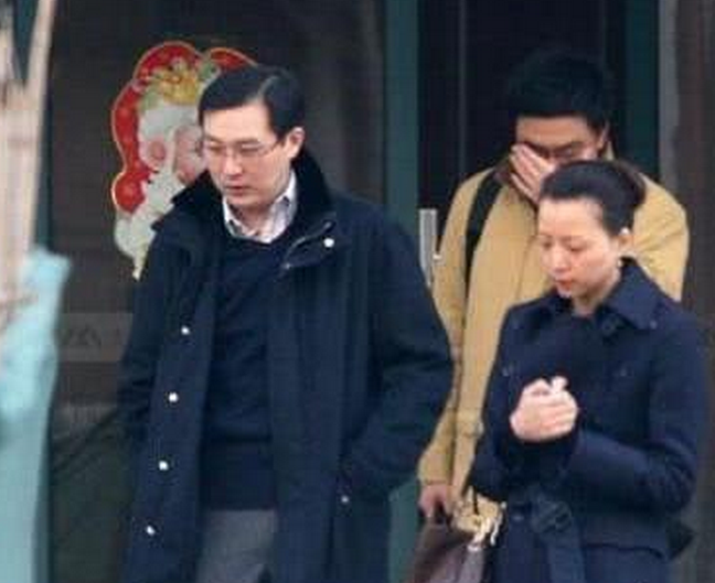 董卿老公身份曝光，来头如此大，难怪甘愿当后妈连婚礼都不要！
