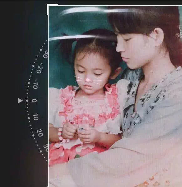 鞠婧祎自称全家最丑,当看到她妈妈的旧照后,才知一家人都是女神