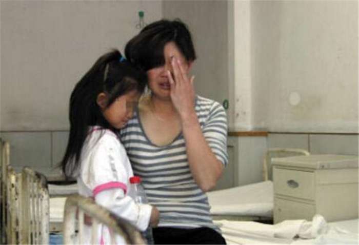 7歲女兒連續頭痛5天, 醫生查不出問題, 最後女兒無奈說出實情