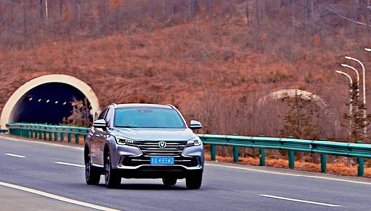 �����˫���ĳ�������8AT���ű�����Ľ���SUV������