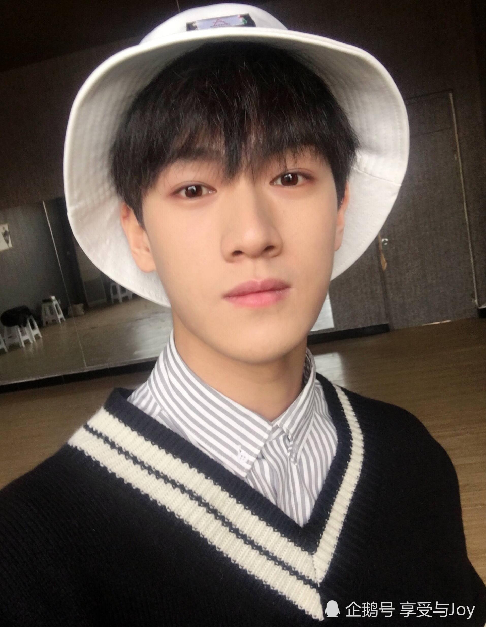 创造营:观众缘男孩李昀锐,声音好听眼神干净,或成下个陈立农?