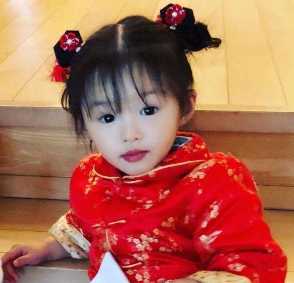 还记得《丑女无敌》的女主林无敌吗？如今女儿曝光，似她的翻版