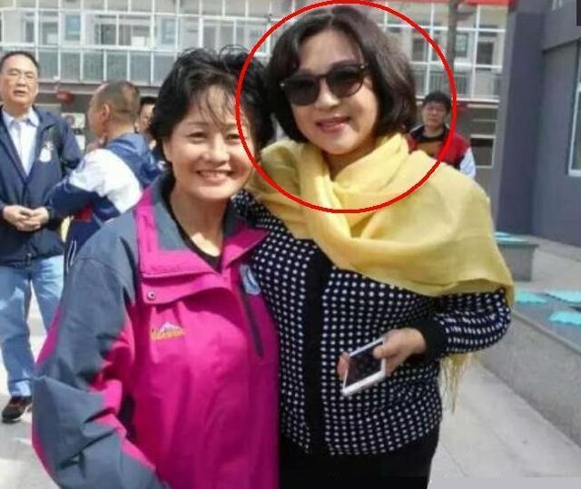 李连杰前妻黄秋燕近照曝光，美艳依旧，完全不输利智！