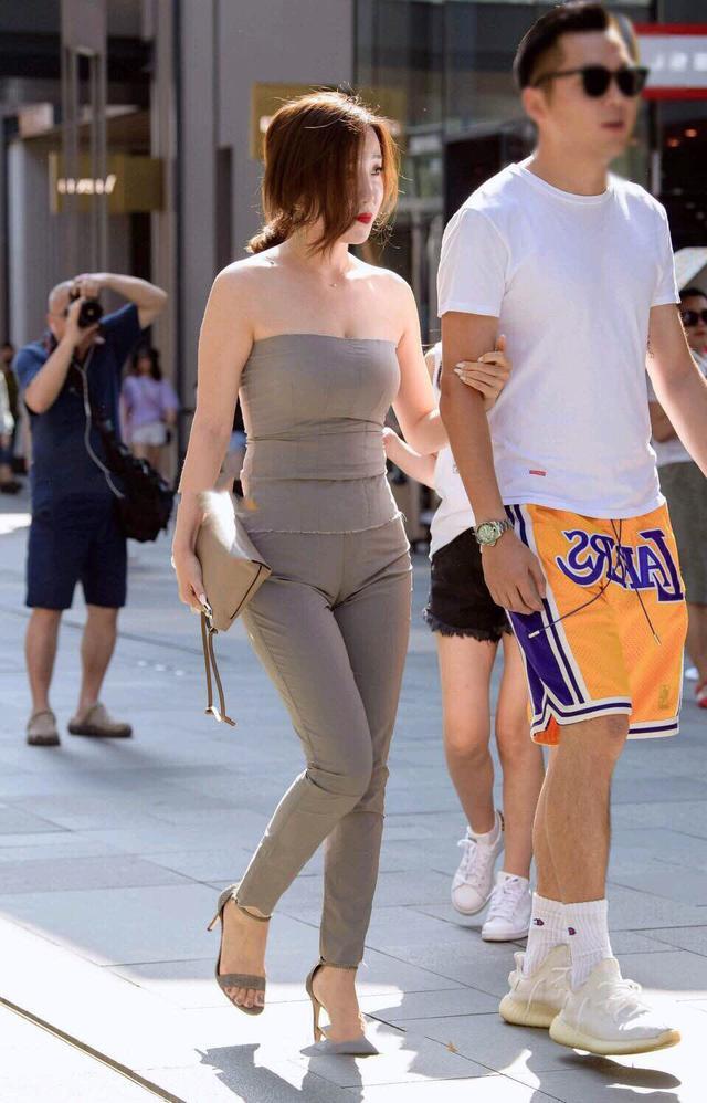 小姐姐简直是太诱惑了,就是一道是风景,蝴蝶臀美胸暴露无遗!