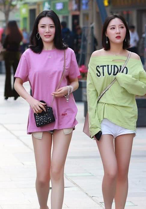 街拍:精致容颜身材性感,毛绒外套搭配白色蕾丝短裙,女人味十足