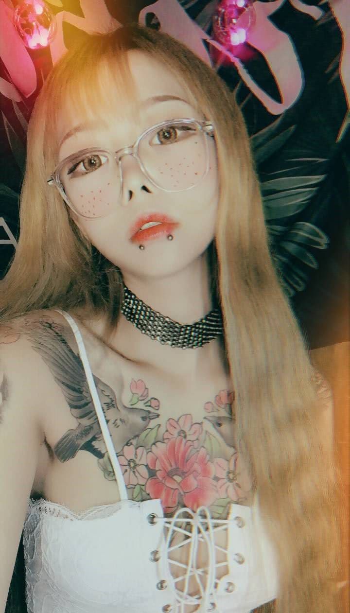 顾茜茜直播掀起衣服粉丝惊呼女友腹，却意外走光胸部网友：很别致