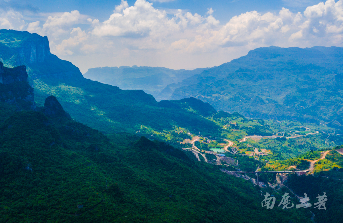 这个森林覆盖、白云悠悠的避暑处女地,要不要开发