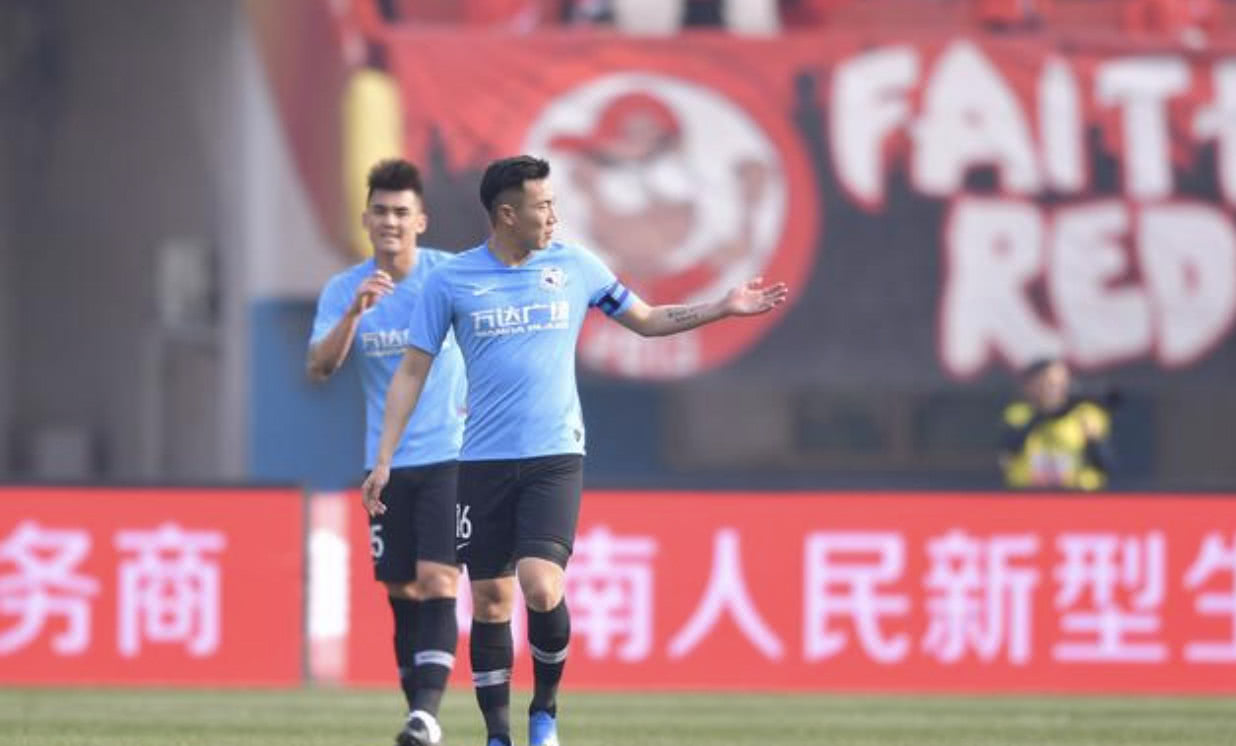 太丢脸!暴力蹬腿染红坑死球队 32岁还似一个愣