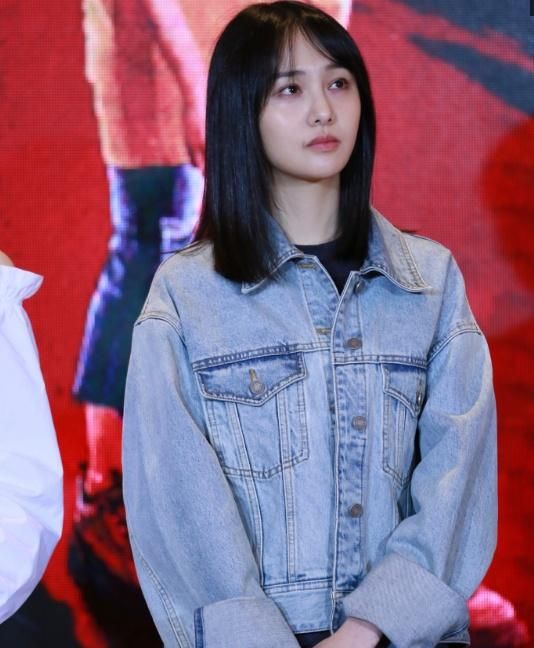 郑爽素颜亮相活动,穿着牛仔装清爽又减龄