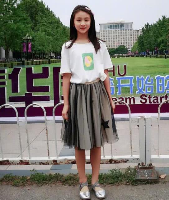 晒森碟开学照,森碟颜值身高好似十八岁少女,这