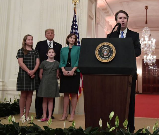 美涉性侵大法官就职仪式举行 特朗普向其“道歉”