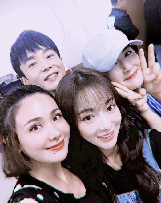 为啥都说别和吴谨言一起拍照?张嘉倪都输了,最后一张笑出声! 为啥都说别和吴谨言一起拍照?张嘉倪都输了,最后一张笑出声!