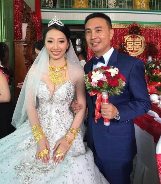 此地结婚用黄金当彩礼,有的新娘婚礼当天,要戴2斤的黄金首饰