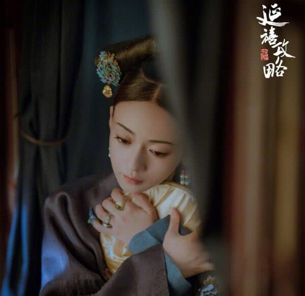 吴谨言被中国电影报道第三次置顶,这次学乖了