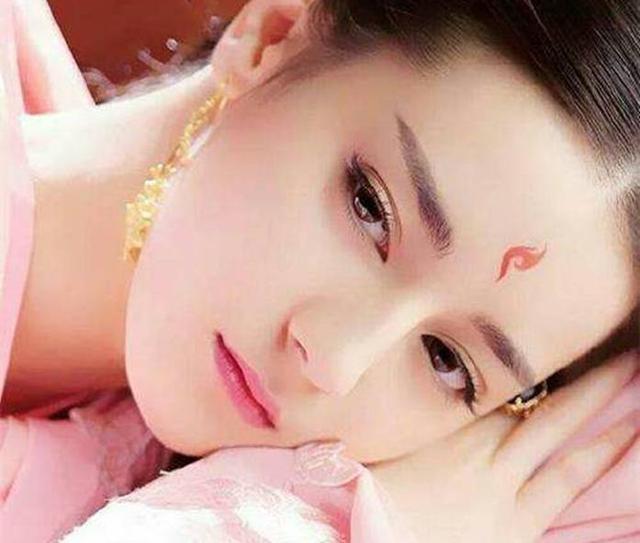 女星古装卧姿: 热巴伤感,唐嫣无奈, 最后一位惹怒了网友?