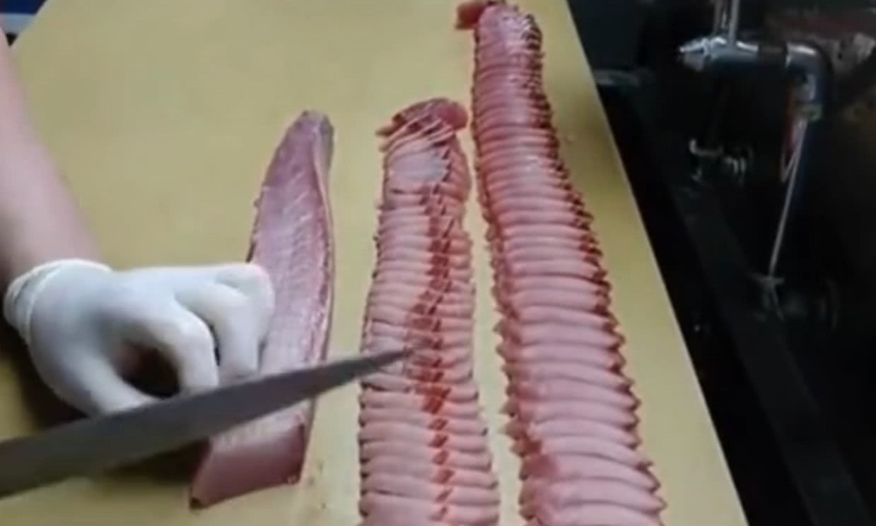 日本顶级大厨“刀功不凡”金枪鱼切成块,每一刀都恰到好处