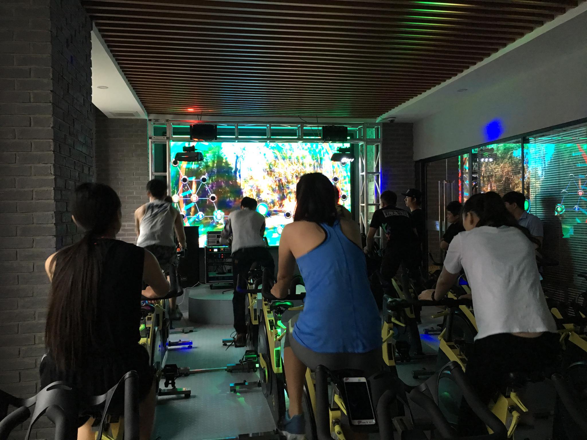 跑步和骑沉浸式动感单车都能减肥吗?踏行天际