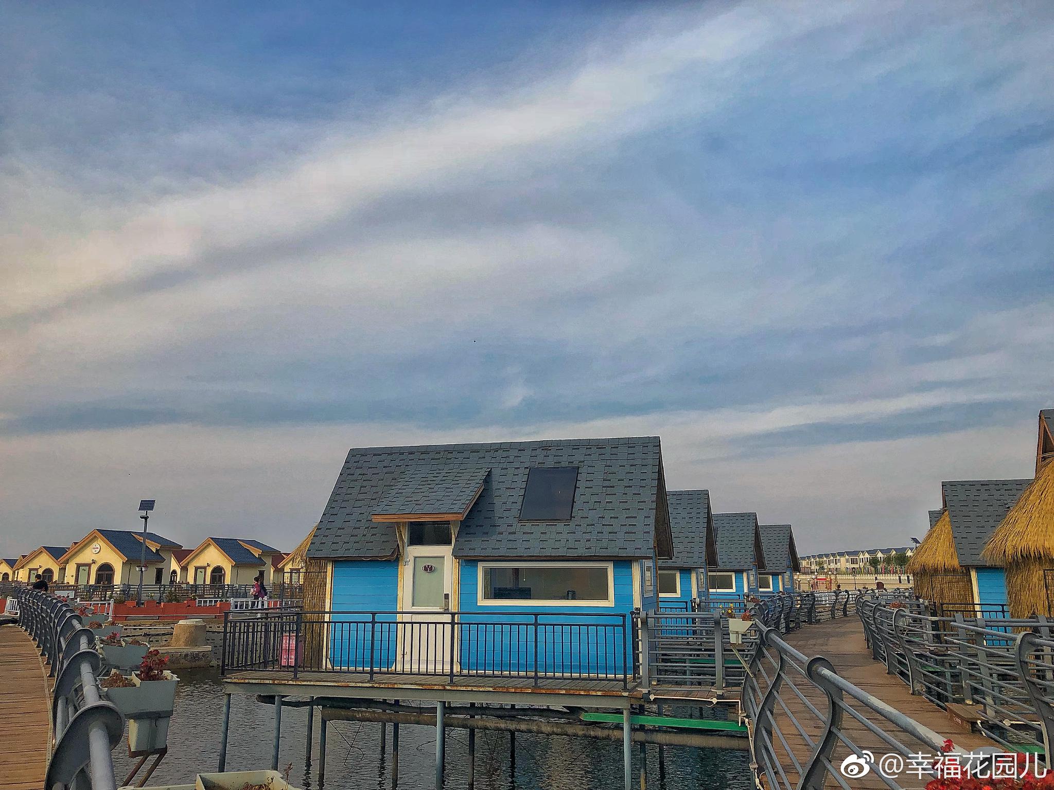 住在海上小木屋看夕陽(yáng)灑金