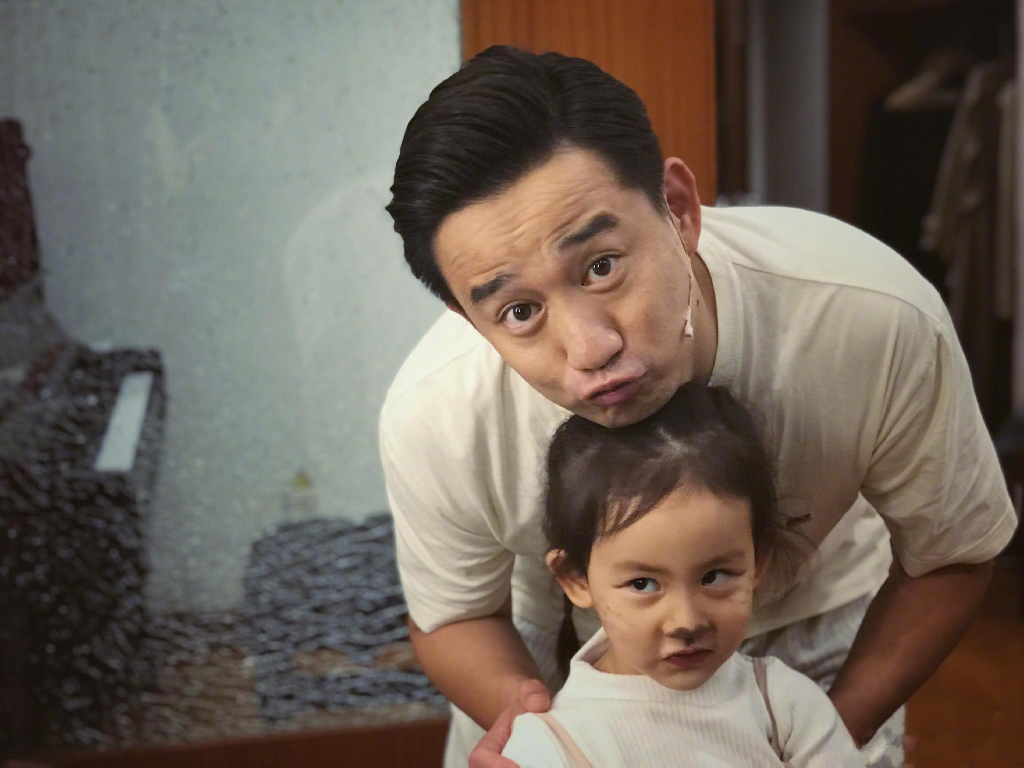 黄磊晒女儿照镜子抹口红，多多妹妹拥有和爸爸同款嘟嘟嘴!